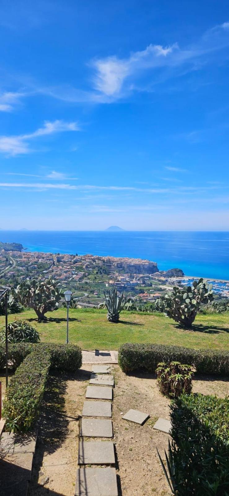 Casa Marzy- Charming Tropea Studio With Pool, Sea & Volcano Views Buitenkant foto